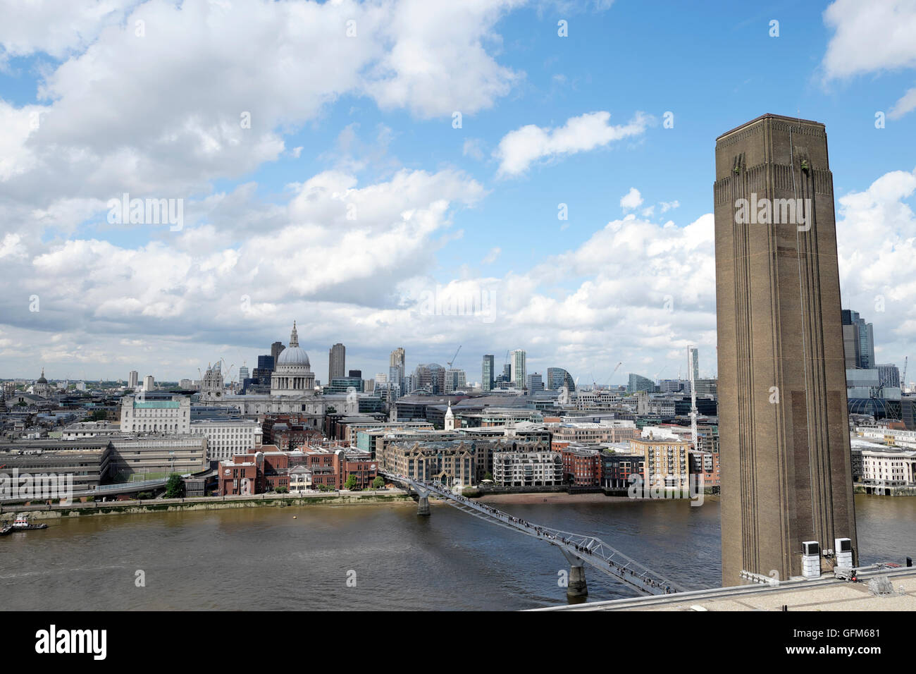 Vue sur la Tamise vers la Cathédrale St Paul à partir de la nouvelle extension de la Tate Modern Construction de South London UK KATHY DEWITT Banque D'Images