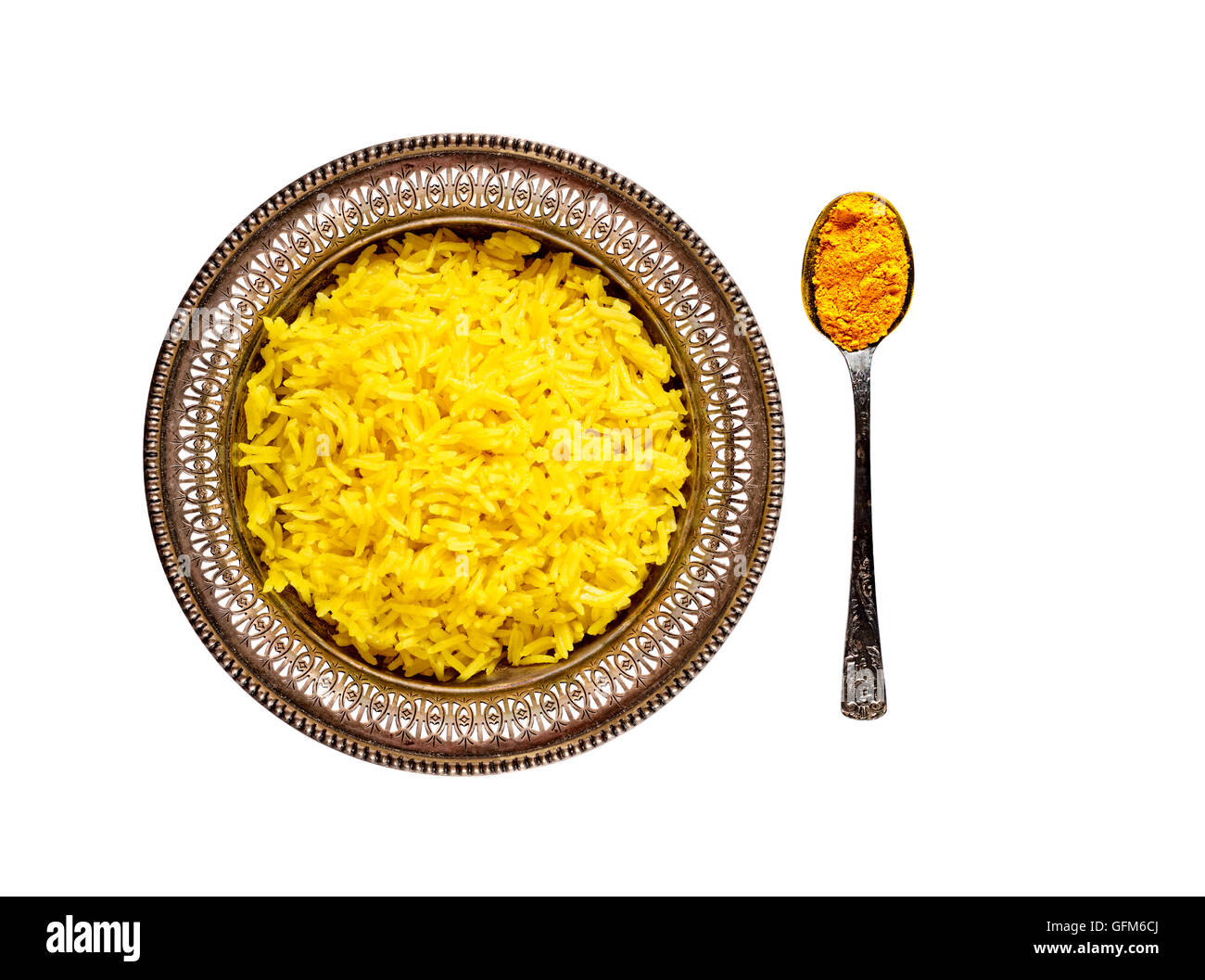 Vue de dessus d'un bol en métal antique avec curcuma cuit le riz au jasmin et vintage metal cuillère à café avec de la poudre de la curcumine o isolés Banque D'Images