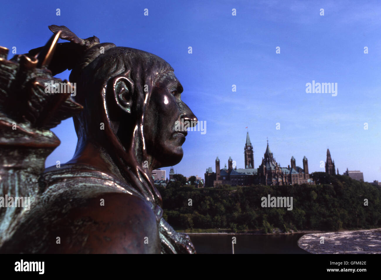 Statue d'un scout indien à Nepean (Ontario) en vue de la colline du Parlement et de la rivière Gatineau. Ottawa, capitale du Canada Banque D'Images