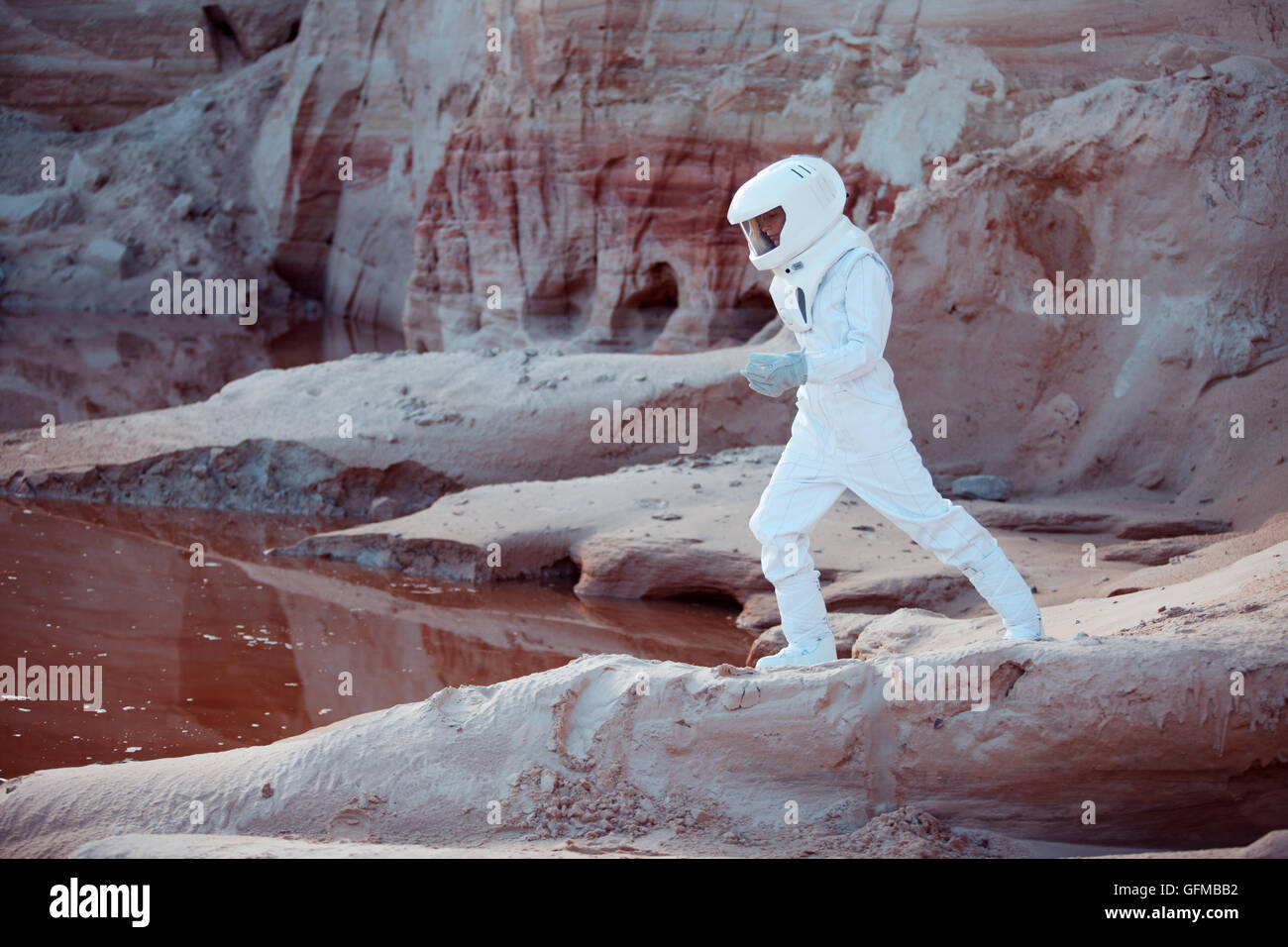 L'astronaute futuriste sur une autre planète, planète rouge sable Banque D'Images