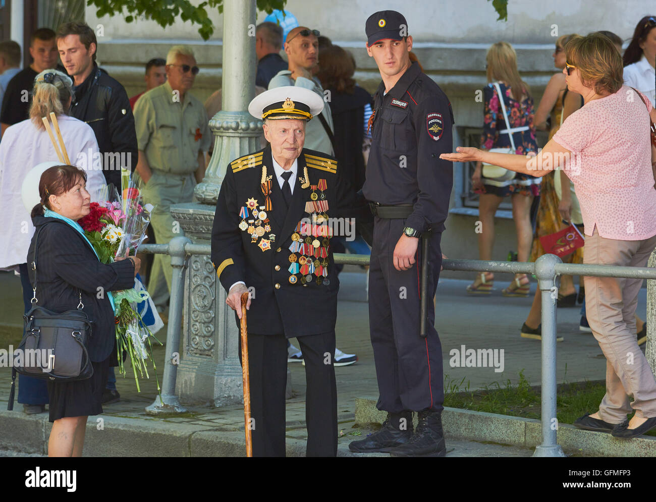 Officier de marine âgées médailles affichant sur son uniforme au 9 mai victoire Day Parade Sebastopol Crimée Banque D'Images