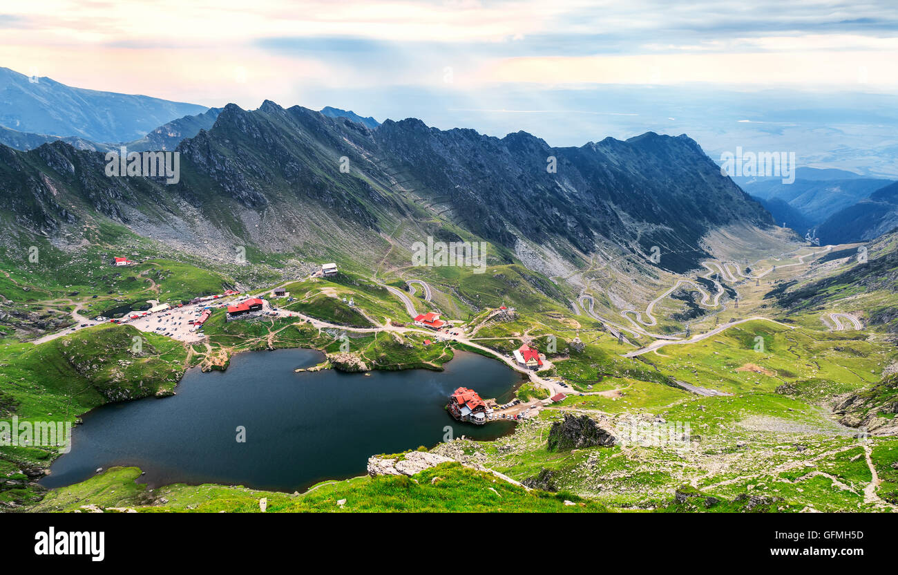 Balea lac, vu du dessus. Le lac glaciaire, sur la route Transfagarasan dans les Carpates, la Roumanie en été Banque D'Images