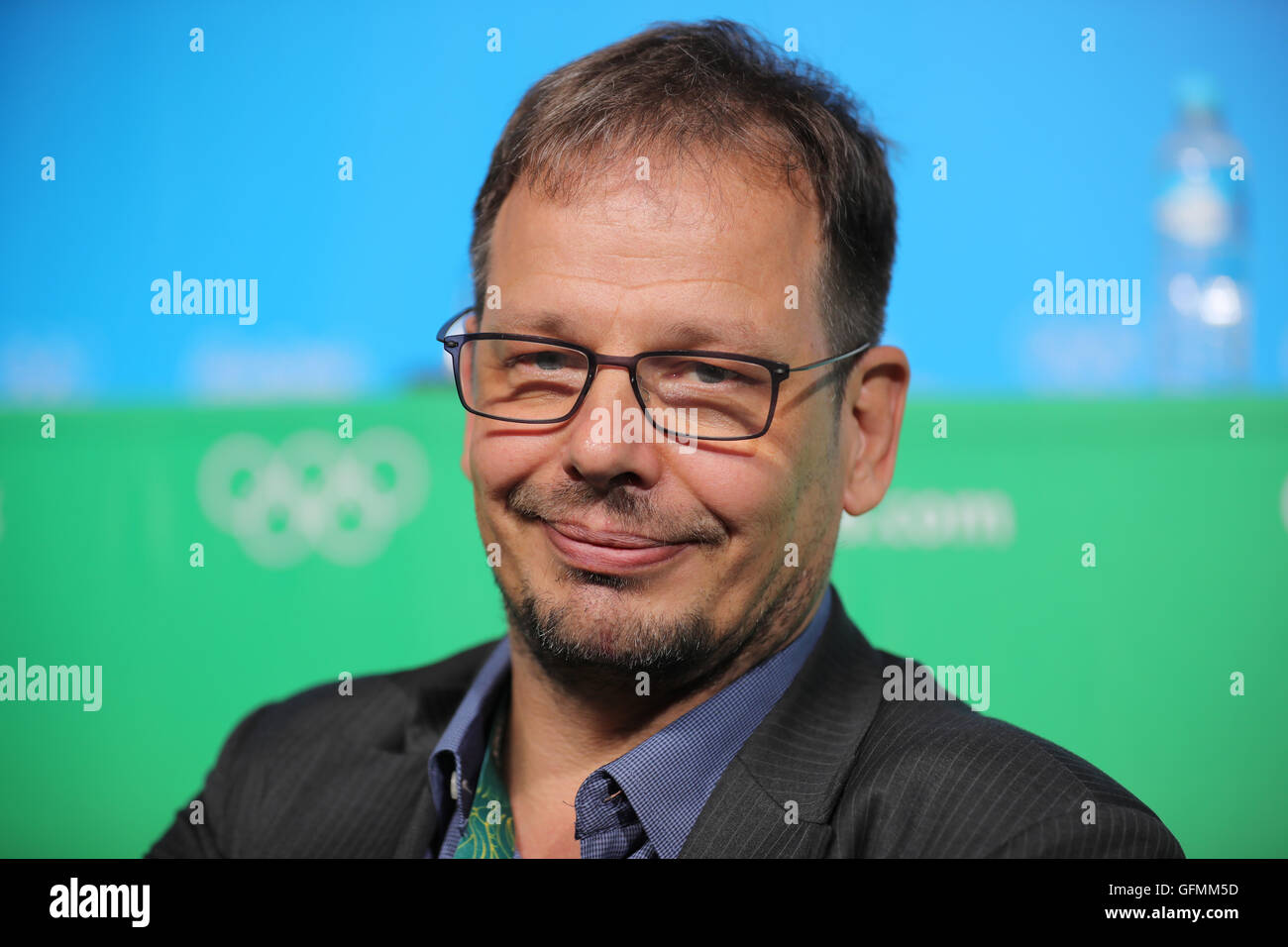 Hajo Seppelt, journaliste de la chaîne de télévision ARD, pose pour une photo avant une conférence de presse du président du CIO, Thomas Bach au Centre Principal de Presse (CPP) au Parc Olympique Barra avant les Jeux Olympiques de Rio 2016 à Rio de Janeiro, Brésil, 31 juillet 2016. Les Jeux Olympiques de Rio 2016 se tiendra du 05 au 21 août. Photo : Michael Kappeler/dpa Banque D'Images