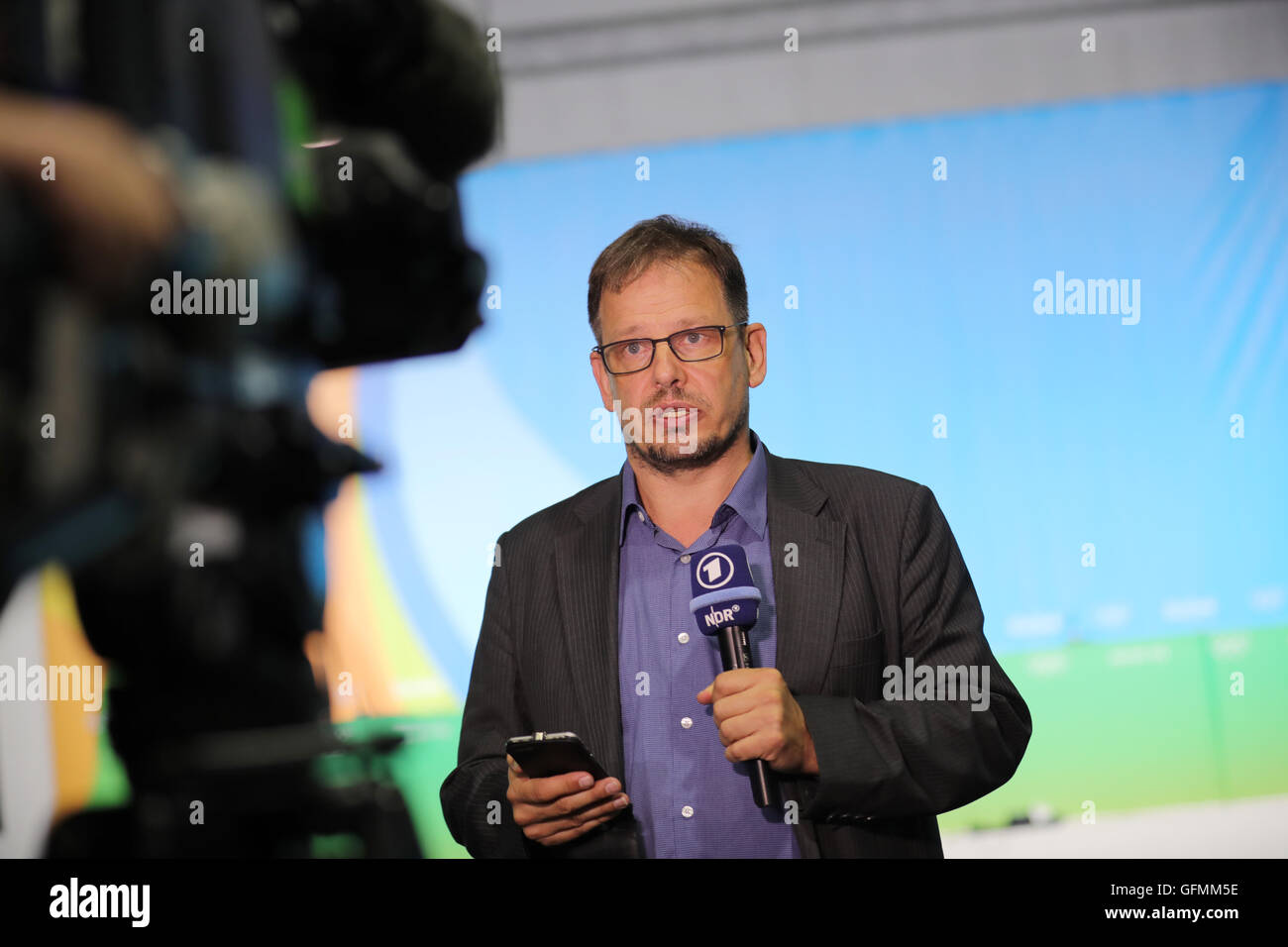 Hajo Seppelt, journaliste de la chaîne de télévision ARD, rend compte d'une conférence de presse du président du CIO, Thomas Bach au Centre Principal de Presse (CPP) au Parc Olympique Barra avant les Jeux Olympiques de Rio 2016 à Rio de Janeiro, Brésil, 31 juillet 2016. Les Jeux Olympiques de Rio 2016 se tiendra du 05 au 21 août. Photo : Michael Kappeler/dpa Banque D'Images