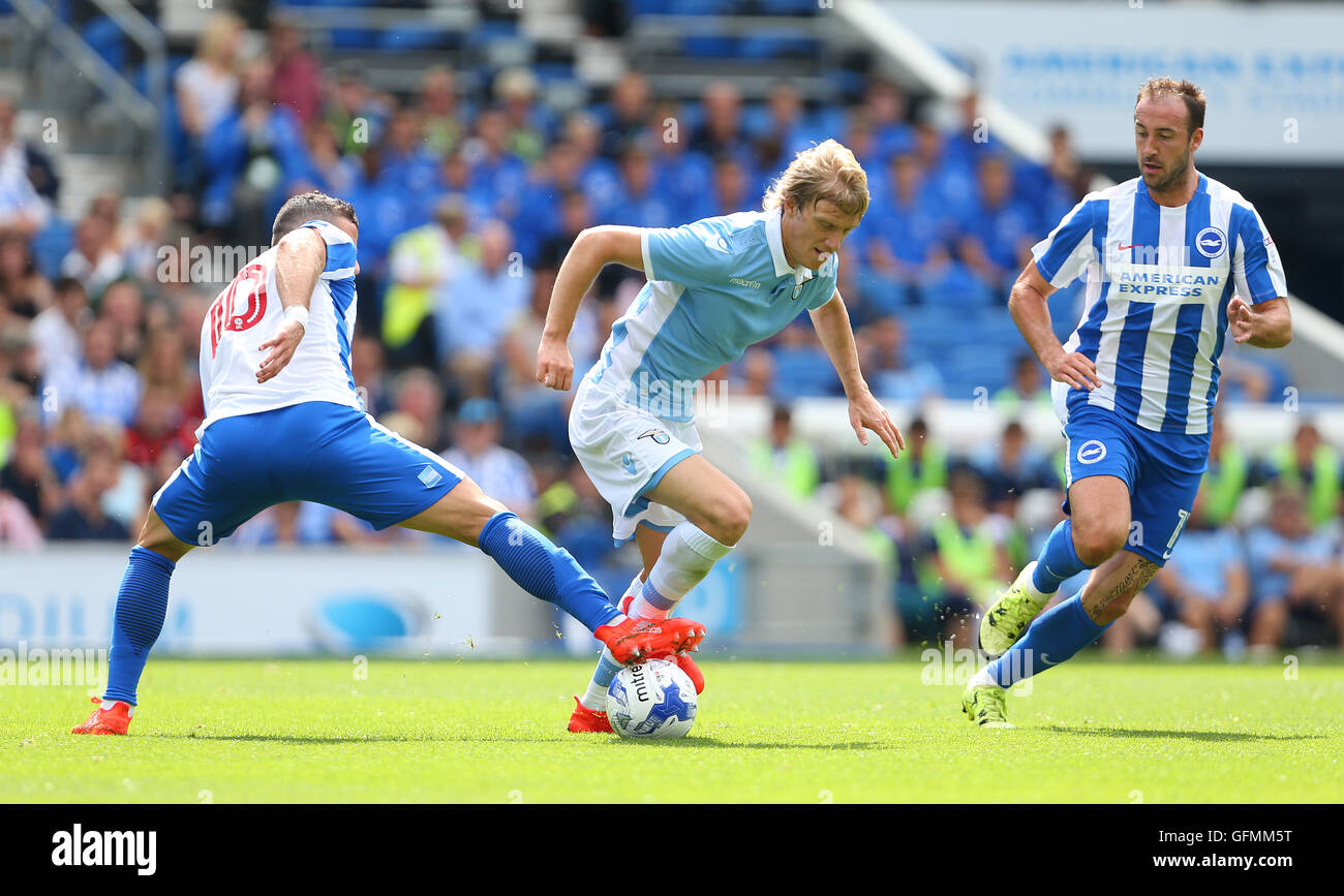 American Express Stadium, Brighton, Grande-Bretagne. Le 31 juillet 2016. Dusan Basta ( CENTRE ) du Latium est contestée par Tomer Hemed ( L ) et Glenn Murray ( R) de Brighton et Hove Albion lors d'un match amical d'avant saison. Crédit : Paul Terry/Alamy Live News Banque D'Images