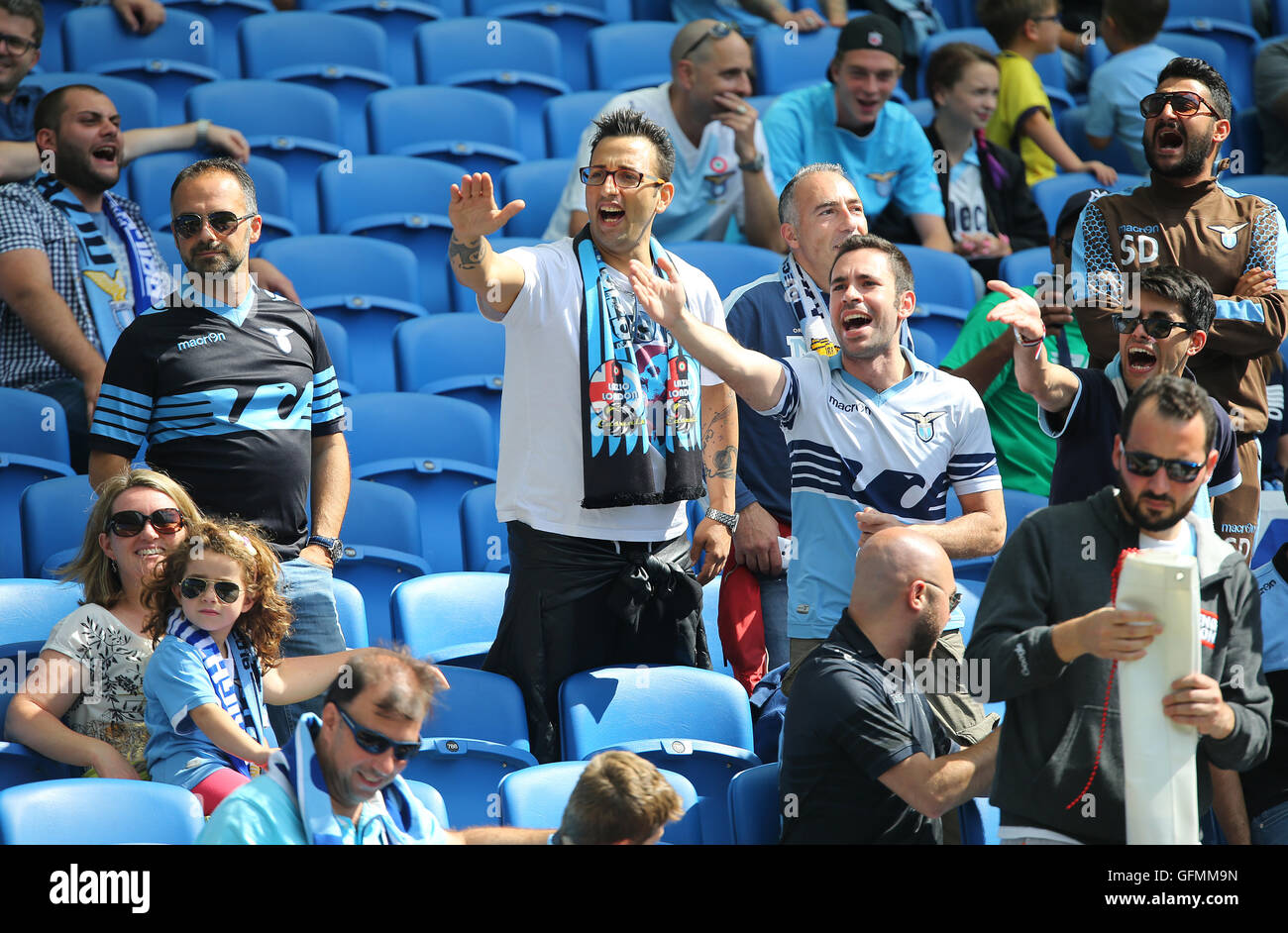 American Express Stadium, Brighton, Grande-Bretagne. Le 31 juillet 2016. Lazio fans lors d'un match amical d'avant saison. Crédit : Tony Rogers/Alamy Live News Banque D'Images American Express Stadium, Brighton, Grande-Bretagne. Le 31 juillet 2016. Lazio fans lors d'un match amical d'avant saison. Crédit : Tony Rogers/Alamy Live News Banque D'Images