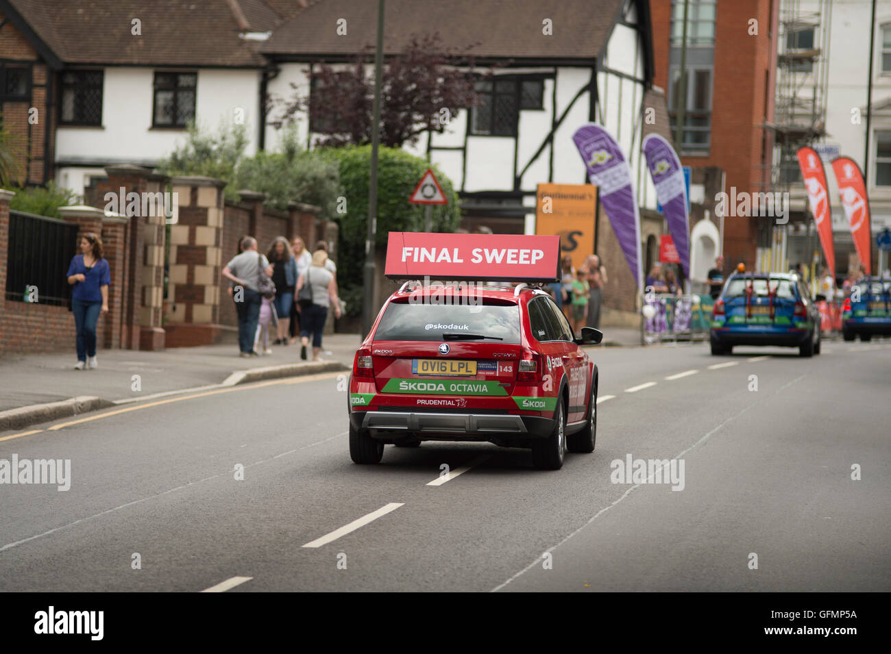 Wimbledon Hill, Londres, Royaume-Uni. Le 31 juillet 2016. La Prudential RideLondon-Surrey 100 course sur routes fermées atteint la dernière montée de la journée à Wimbledon Hill à 16 kilomètres de la ligne d'arrivée sur le centre commercial. Le Wagon balai ramasse des isolés avant la course professionnelle vient à travers. Credit : sportsimages/Alamy Live News. Banque D'Images