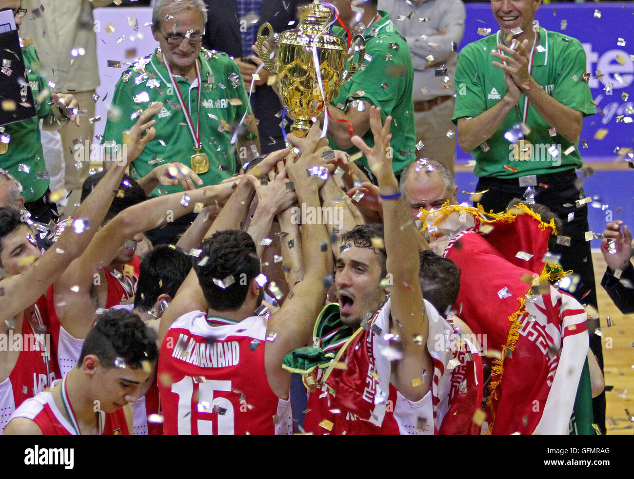 (160731)-- Téhéran, 31 juillet 2016 (Xinhua) -- Les joueurs d'Iran assister à la cérémonie de la 24e Championnats FIBA Asie U18 à Téhéran, Iran, le 31 juillet 2016. L'Iran a gagné le champion après avoir battu le Japon 71-65 dans la finale de dimanche. (Xinhua/Ahmad Halabisaz) Banque D'Images