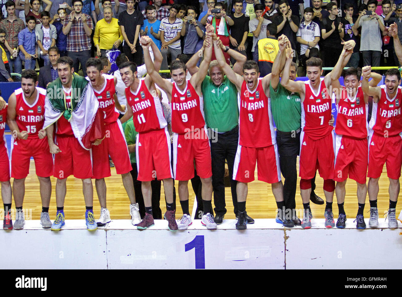 (160731)-- Téhéran, 31 juillet 2016 (Xinhua) -- Les joueurs d'Iran assister à la cérémonie de la 24e Championnats FIBA Asie U18 à Téhéran, Iran, le 31 juillet 2016. L'Iran a gagné le champion après avoir battu le Japon 71-65 dans la finale de dimanche. (Xinhua/Ahmad Halabisaz) Banque D'Images
