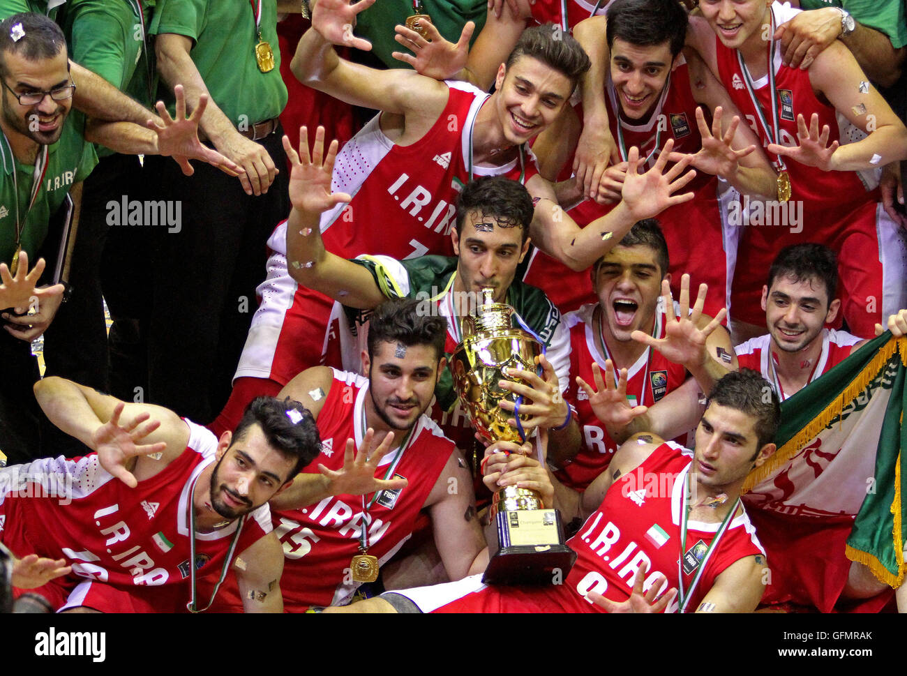 (160731)-- Téhéran, 31 juillet 2016 (Xinhua) -- Les joueurs d'Iran assister à la cérémonie de la 24e Championnats FIBA Asie U18 à Téhéran, Iran, le 31 juillet 2016. L'Iran a gagné le champion après avoir battu le Japon 71-65 dans la finale de dimanche. (Xinhua/Ahmad Halabisaz) Banque D'Images