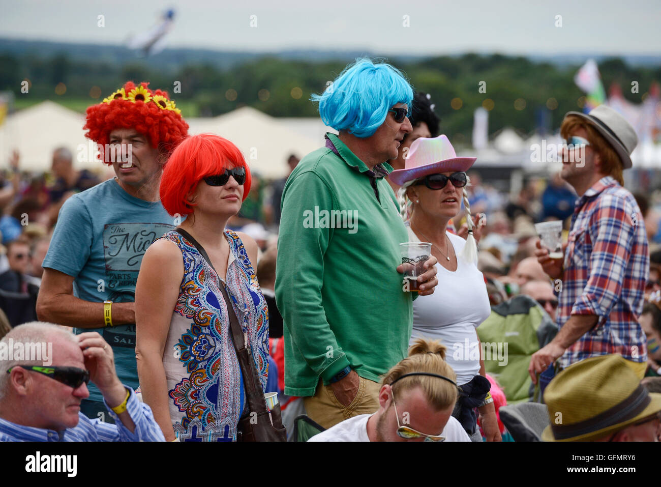 Bolesworth Carfest, Nord, Cheshire, Royaume-Uni. Le 31 juillet 2016. Les personnes bénéficiant de l'atmosphère autour de la scène principale. Le thème de la dernière journée du festival est la perruque. L'événement est l'invention de Chris Evans et dispose de 3 jours de voitures, de la musique et de divertissement avec des profits en dons à l'organisme Les enfants dans le besoin. Andrew Paterson/Alamy Live News Banque D'Images