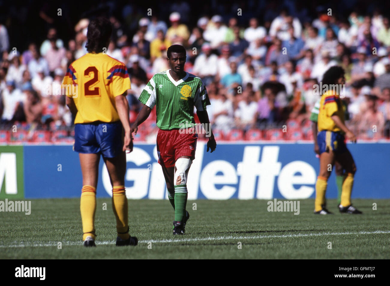Naples, Italie. 23 Juin, 1990. Andres Escobar (COL), François Omam-Biyik (CMR) Football/soccer : 1990 FIFA World Cup Italie ronde de 16 match entre le Cameroun 2-1 Colombie au Stadio San Paolo de Naples, Italie . © Juha Tamminen/AFLO/Alamy Live News Banque D'Images
