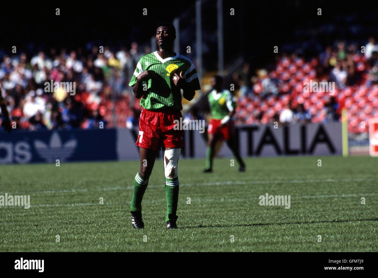 Naples, Italie. 23 Juin, 1990. François Omam-Biyik (CMR) Football/soccer : 1990 FIFA World Cup Italie ronde de 16 match entre le Cameroun 2-1 Colombie au Stadio San Paolo de Naples, Italie . © Juha Tamminen/AFLO/Alamy Live News Banque D'Images