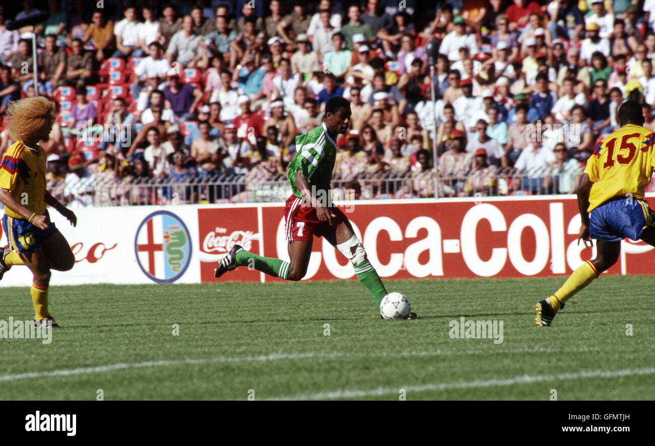 Naples, Italie. 23 Juin, 1990. (L-R) Carlos Valderrama (COL), François Omam-Biyik (CMR), Luis Carlos Perea (COL) Football/soccer : 1990 FIFA World Cup Italie ronde de 16 match entre le Cameroun 2-1 Colombie au Stadio San Paolo de Naples, Italie . © Juha Tamminen/AFLO/Alamy Live News Banque D'Images