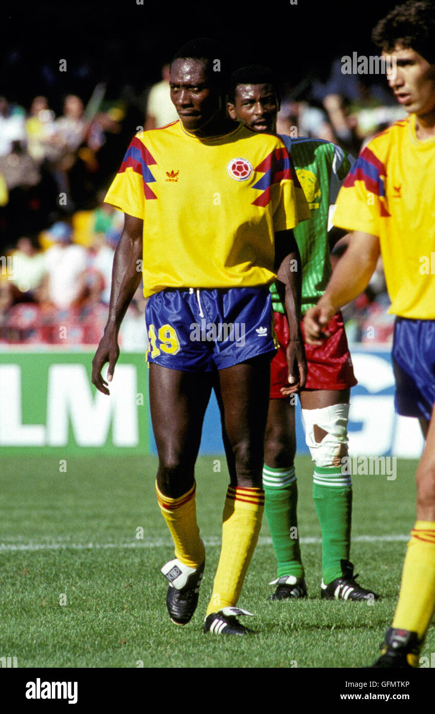 Naples, Italie. 23 Juin, 1990. Freddy Rincon (COL), François Omam-Biyik (CMR) Football/soccer : 1990 FIFA World Cup Italie ronde de 16 match entre le Cameroun 2-1 Colombie au Stadio San Paolo de Naples, Italie . © Juha Tamminen/AFLO/Alamy Live News Banque D'Images