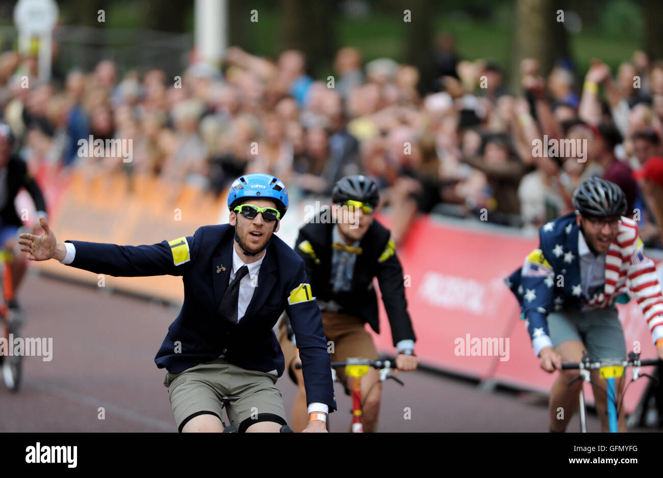 Le centre de Londres, Royaume-Uni, le 30 juillet 2016. Finale du Championnat du Monde de Brompton. Mark Emsley franchit la ligne en premier lieu sur le Mall, à la finale du Championnat du Monde de Brompton, partie de la Prudential RideLondon Festival de week-end à vélo. Cette unique et très agréable événement prend la forme d'un style Le Mans commencent comme 500 + intelligemment habillé (pas de concurrents admis !) faire avec une course folle à déplier leurs vélos avant de partir sur le rapide, à 1,3 milles autour du circuit JamesÕs St Park. Samedi 30 Juillet, 2016. @ David Partridge / Alamy Live News Banque D'Images