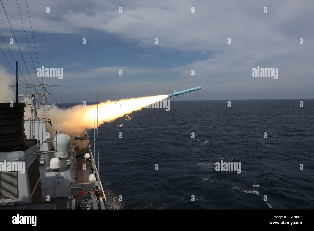 Ningbo. 1er août 2016. Un missile anti-navire est lancé lors d'un forage  dans la mer de Chine orientale, 1 août 2016. La Marine Chinoise a commencé  une perceuse, ayant pour objet de