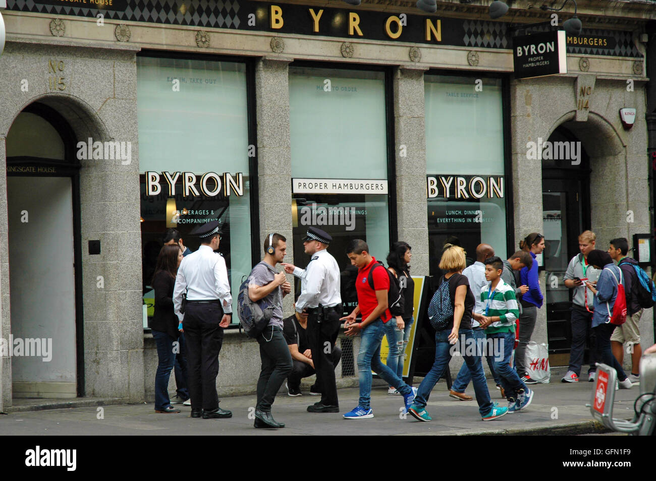 London, UK, 1 août 2016, la présence de la police au Byron Hamburgers à Holborn après cafards publié il y en vue de protester contre l'immigration et la menace d'un seul coup d'un millier d'énergiques protestations plus tard dans la journée. Credit : JOHNNY ARMSTEAD/Alamy Live News Banque D'Images