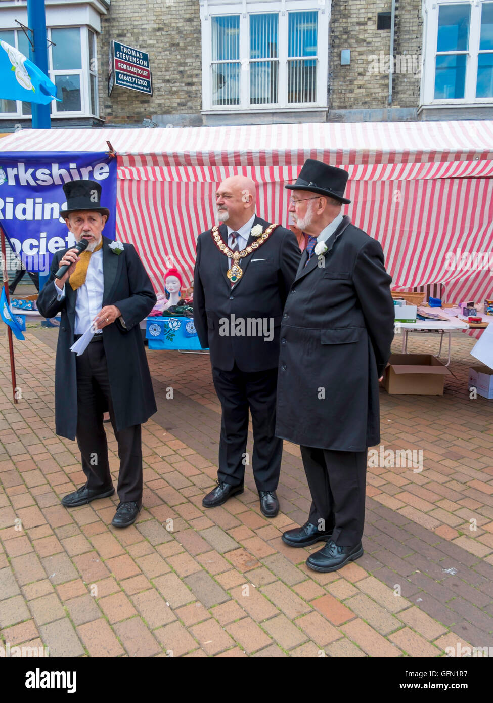 Redcar, North Yorkshire, UK. 1er août 2016. Célébration de la journée du Yorkshire avec le maire de Redcar Barry Hunt Conseiller flanquée de deux acteurs dans le cadre de 19e siècle Ironmasters Henry Bolckow et John Vaughan fondateurs de l'industrie du fer de Teesside. L'acteur Chris Foote-Wood, frère de la fin de l'actrice Victoria Wood, (à gauche) jouant Bolckow lit le Yorkshire Decleration d'intégrité, que le Yorkshire se compose de trois circonscriptions, et de la ville de York et déclare allégeance à la Reine. Crédit : Peter Jordan NE/Alamy Live News Banque D'Images