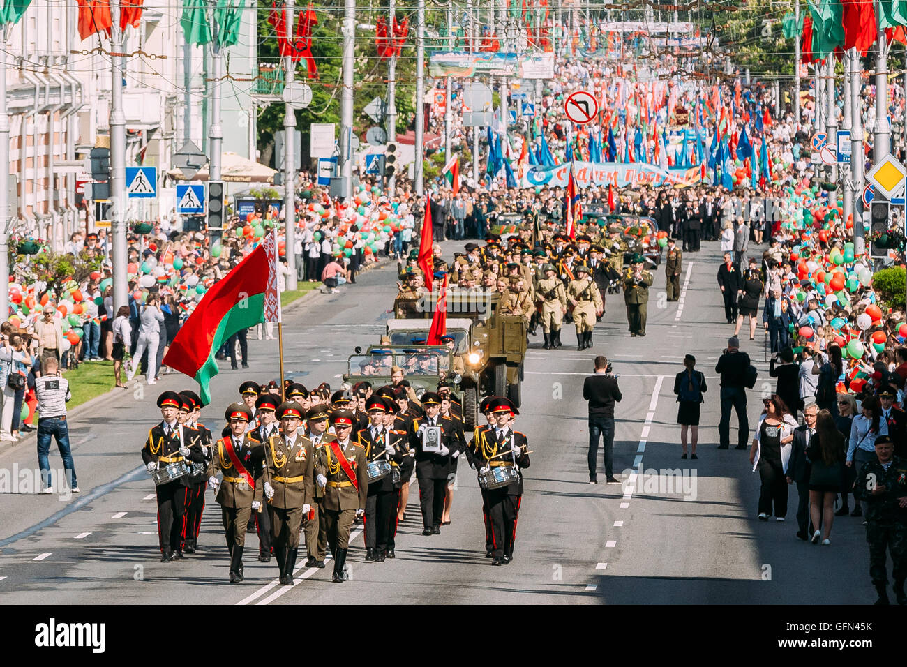 La scène de Cérémonie cortège. Le cortège d'Officiers, Cadets, Druming Enginery, soldats. Les personnes civiles sur Festi Banque D'Images