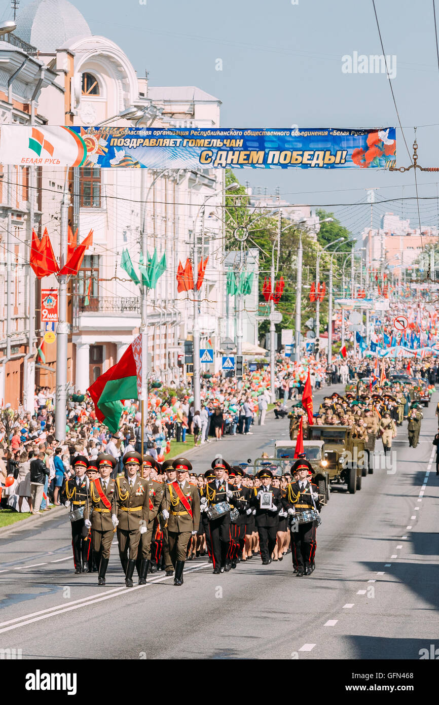 La scène de Cérémonie cortège. Le cortège d'Officiers, Cadets, Druming Enginery, soldats. Les personnes civiles sur Festi Banque D'Images