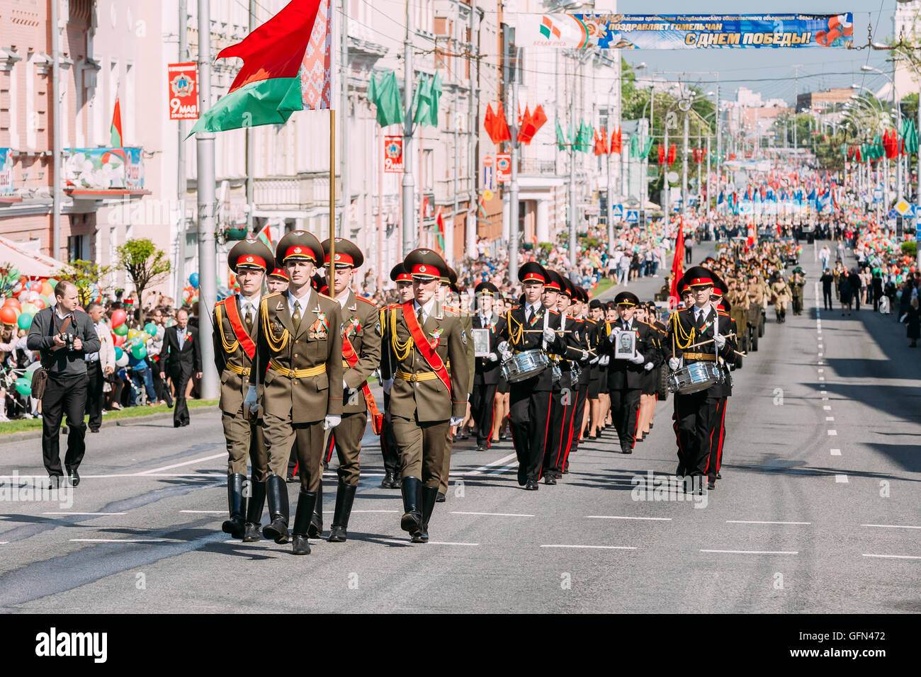 La scène de Cérémonie cortège. Le cortège d'Officiers, Cadets, Druming Enginery, soldats. Les personnes civiles sur Festi Banque D'Images