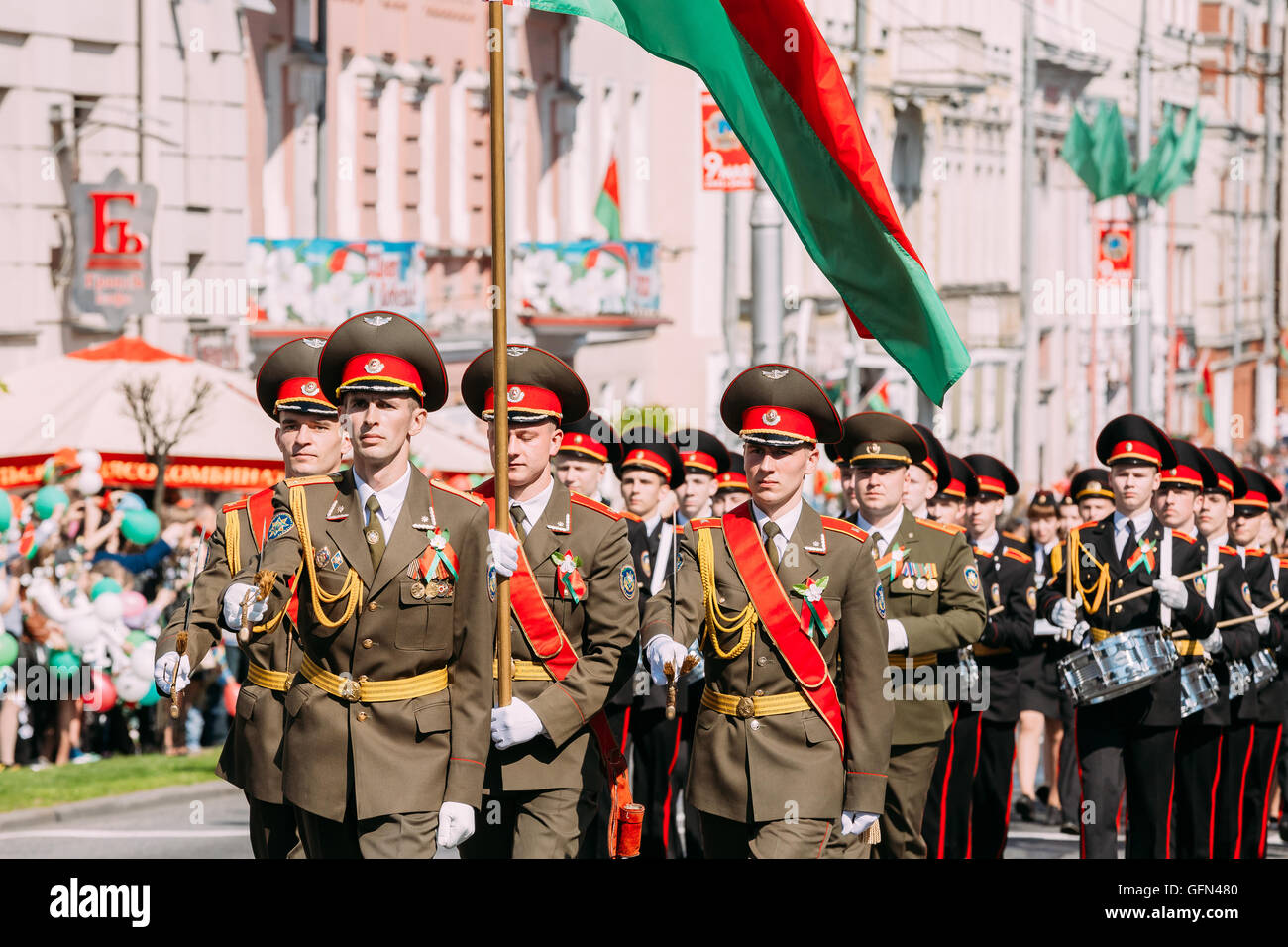 Marcher avec les agents Gala Drapeau biélorusse en face de cérémonie défilé Procession. Les Cadets de l'état de Gomel Druming Banque D'Images