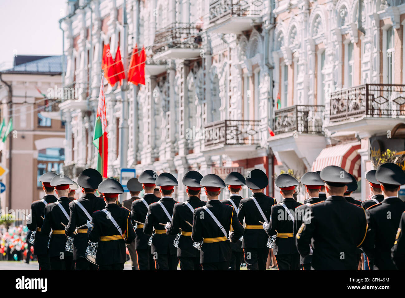 Vue arrière de la formation de cadets Druming marche les gars de l'école des cadets de l'état de Gomel. Cérémonie cortège cortège, cele Banque D'Images