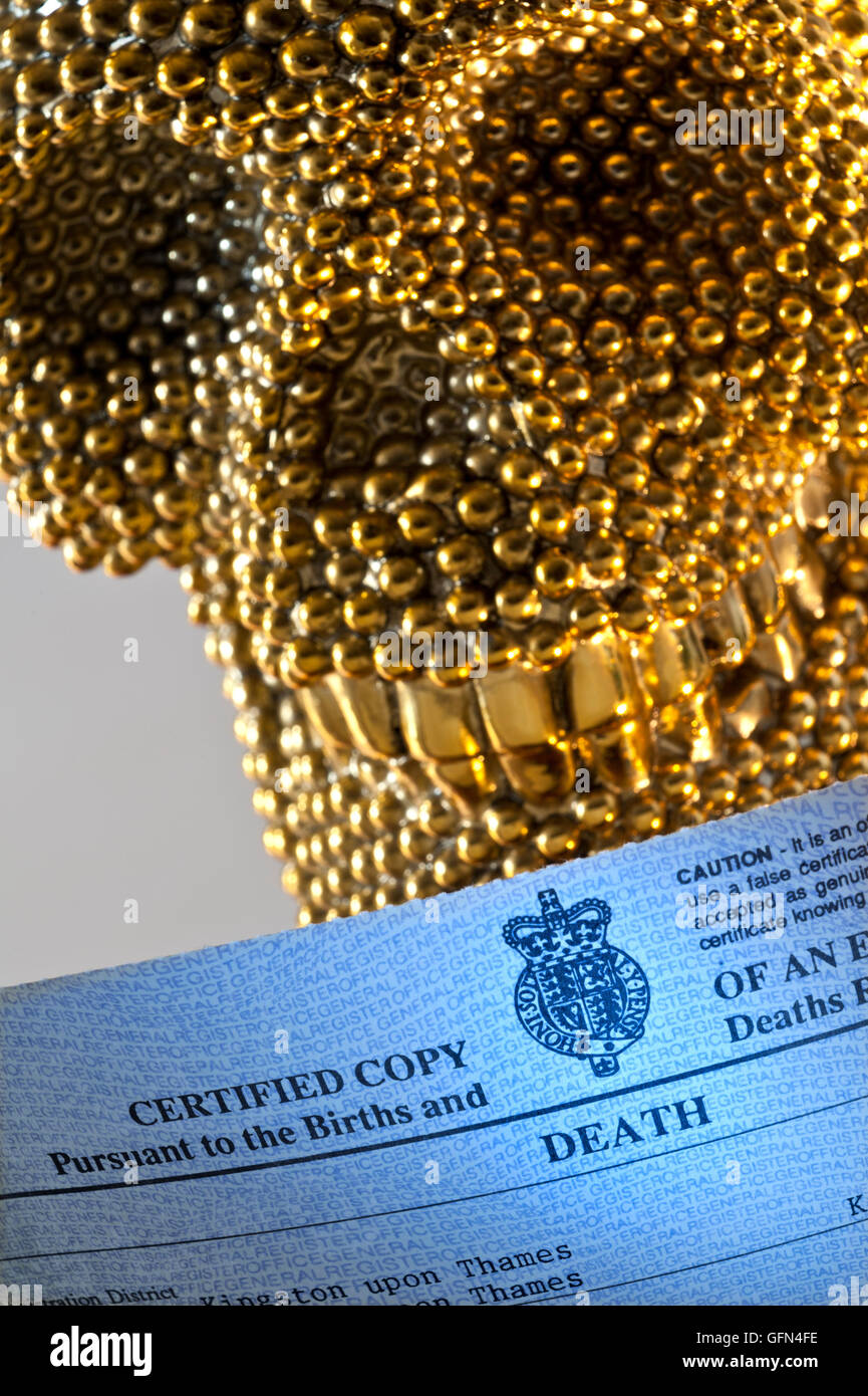 Concept image of golden crâne humain 'affaires en ordre" avec certificat de décès en premier plan Banque D'Images