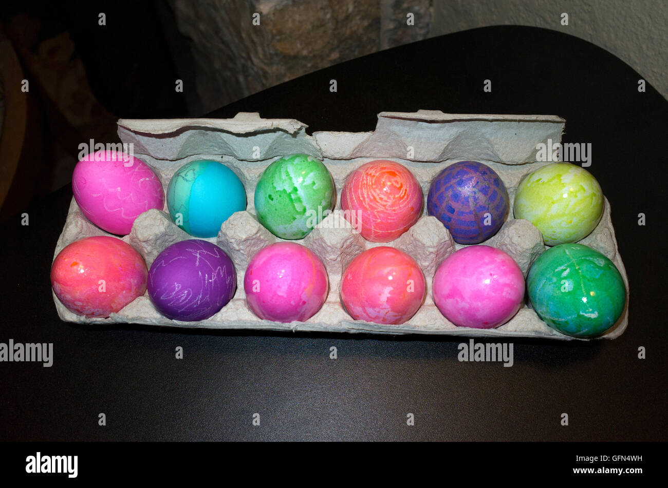 Assortiment de couleur pastel décorées oeuf de Pâques dans un pack 12 carton. St Paul Minnesota MN USA Banque D'Images
