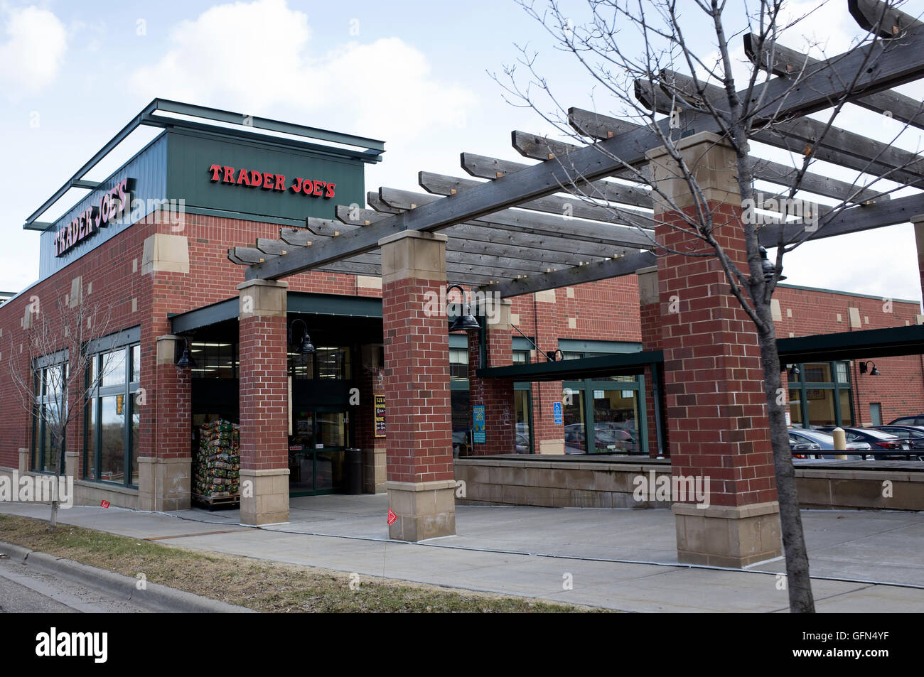 Trader Joe's grocery store building parking et lattice passage couvert. St Paul Minnesota MN USA Banque D'Images