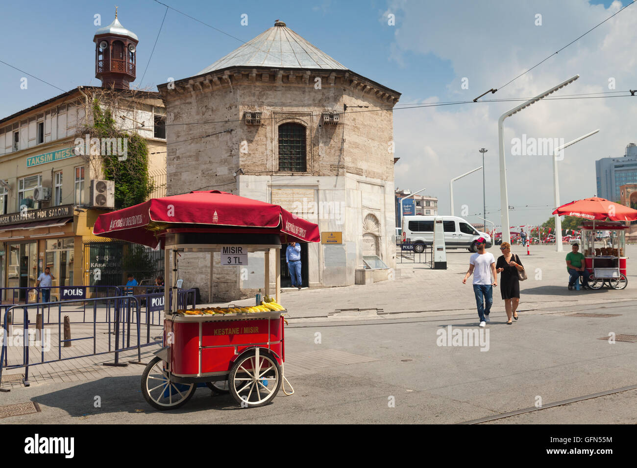 Istanbul, Turquie - 1 juillet 2016 : Rouge Panier avec du maïs bouilli et châtaignes grillées à la vente, la place Taksim, la rue Istiklal Banque D'Images