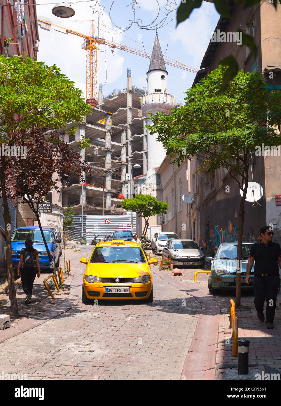 Istanbul, Turquie - 1 juillet 2016 : Yellow taxi voiture va sur ruelle de la vieille ville d'Istanbul, les gens ordinaires à pied sur le bord de la route Banque D'Images