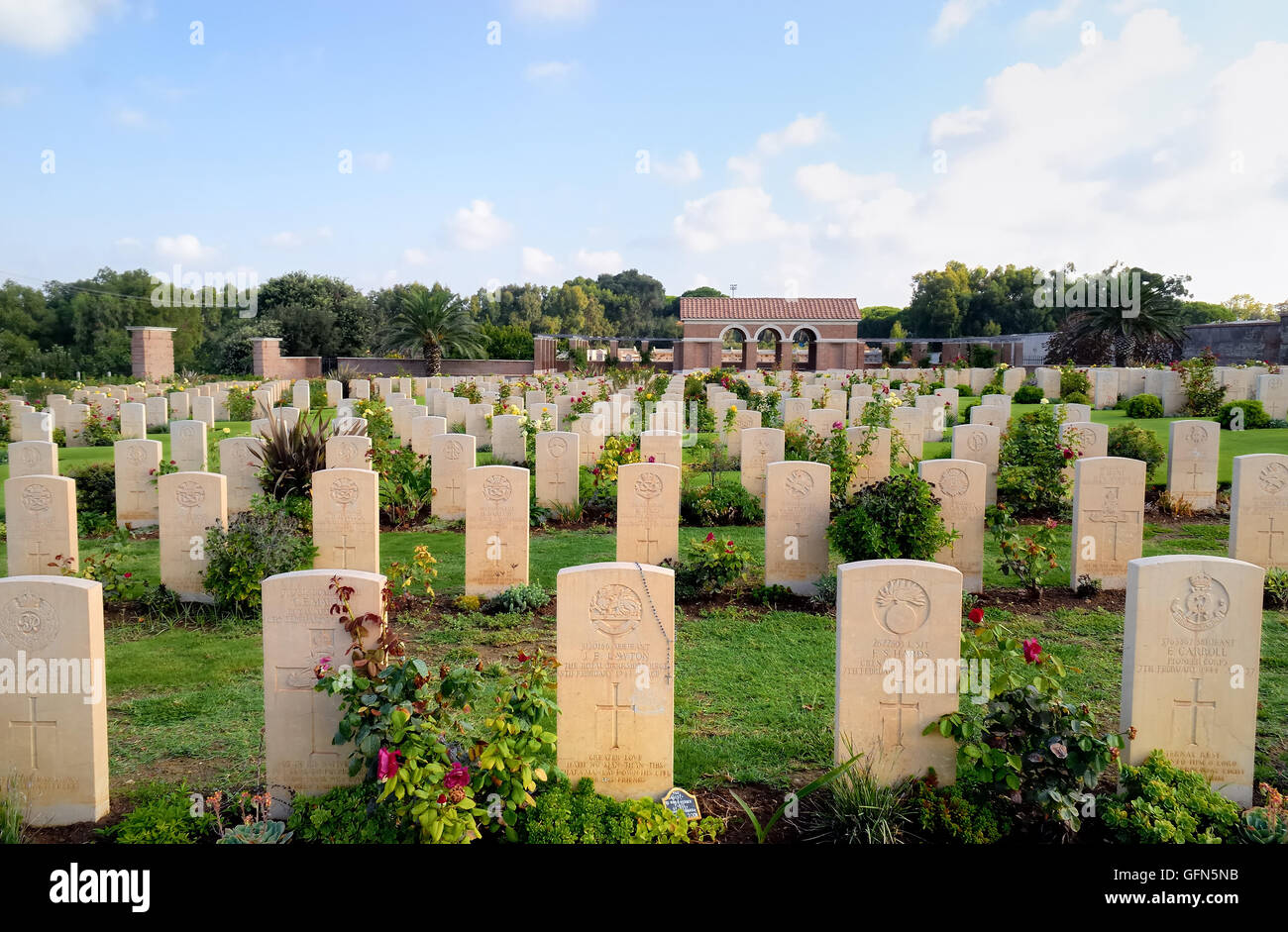 Rome, Latium, Italie. La DEUXIÈME GUERRE MONDIALE, le cimetière de guerre britannique d'Anzio. Il contient 1,056 sépultures du Commonwealth de la Seconde Guerre mondiale, 1 053 Britanniques, Canadiens, néo-zélandais et sud-africains. Le 22 janvier 1944, les Alliés ont tenté de briser la ligne Gustav : ils atterrirent derrière les lignes allemandes, face à la forte opposition de l'ennemi. L'emplacement de la seconde guerre mondiale et le cimetière de guerre britannique d'Anzio a été choisi peu après, les tombes remontent à l'époque qui a suivi le Débarquement. Banque D'Images