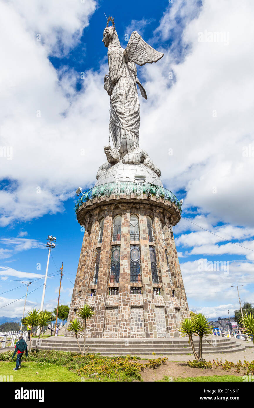 La célèbre statue de Vierge de Quito, Quito, capitale de l'Équateur, en Amérique du Sud avec ciel bleu et nuages dans un ciel ensoleillé Banque D'Images