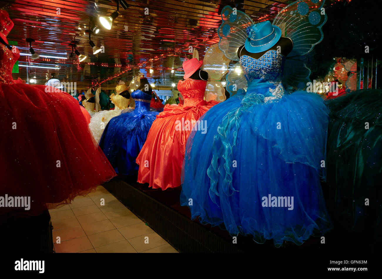 Lagunilla marché dans la ville de Mexico, Mexique. Quinceanera robes pour la vente, à l'intérieur d'un décrochage. Banque D'Images