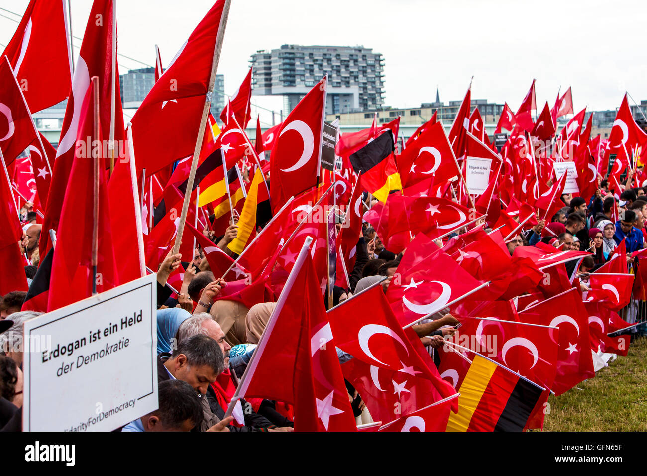 Démonstration, rally par turcs à Cologne, contre la tentative de coup d'État en Turquie et la pour le président turc, Recep Erdogan, Banque D'Images