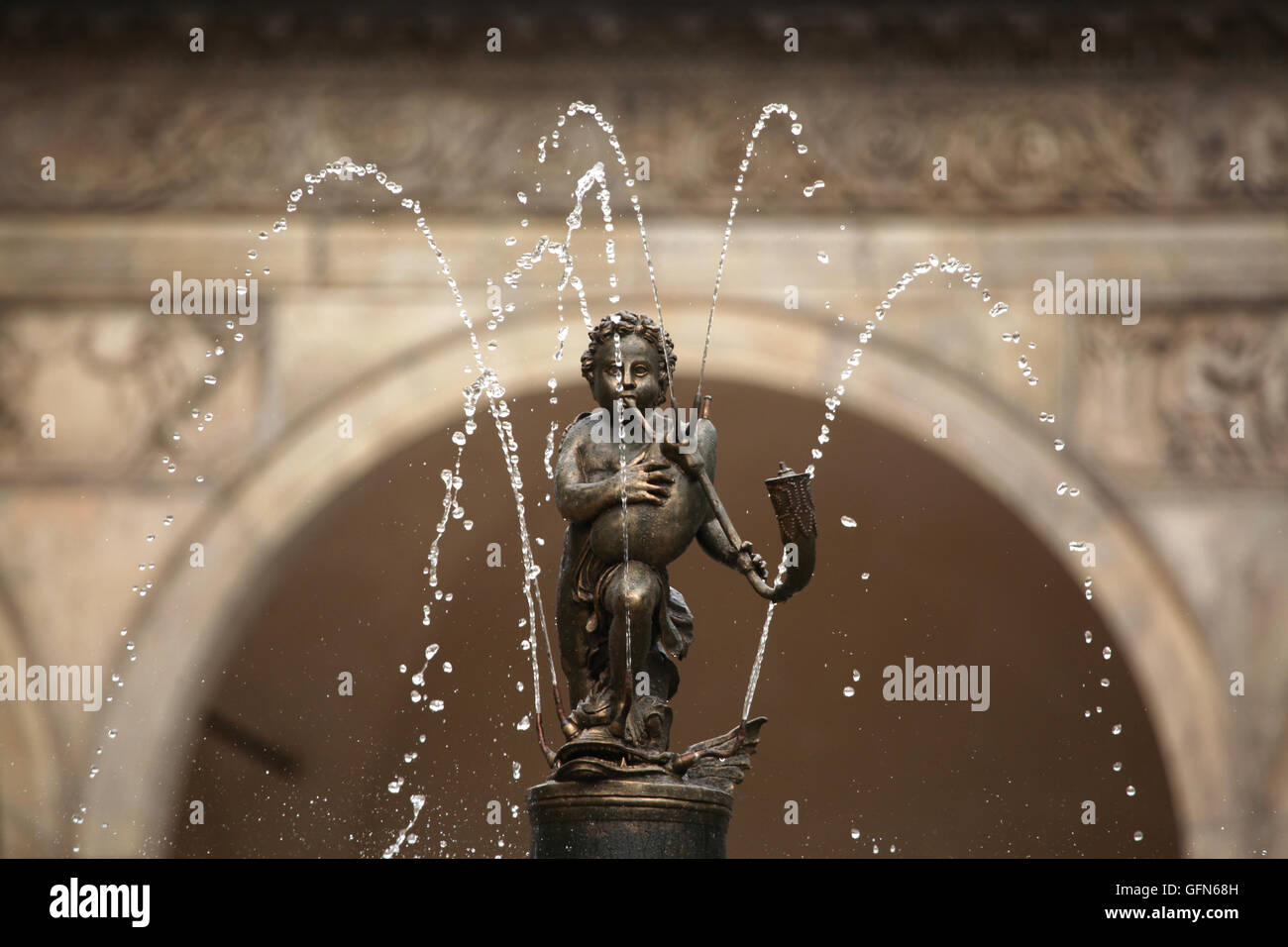 Garçon jouant de la cornemuse (1568). Détail de la fontaine chantante dans le jardin royal du Château de Prague à Prague, République tchèque. Banque D'Images