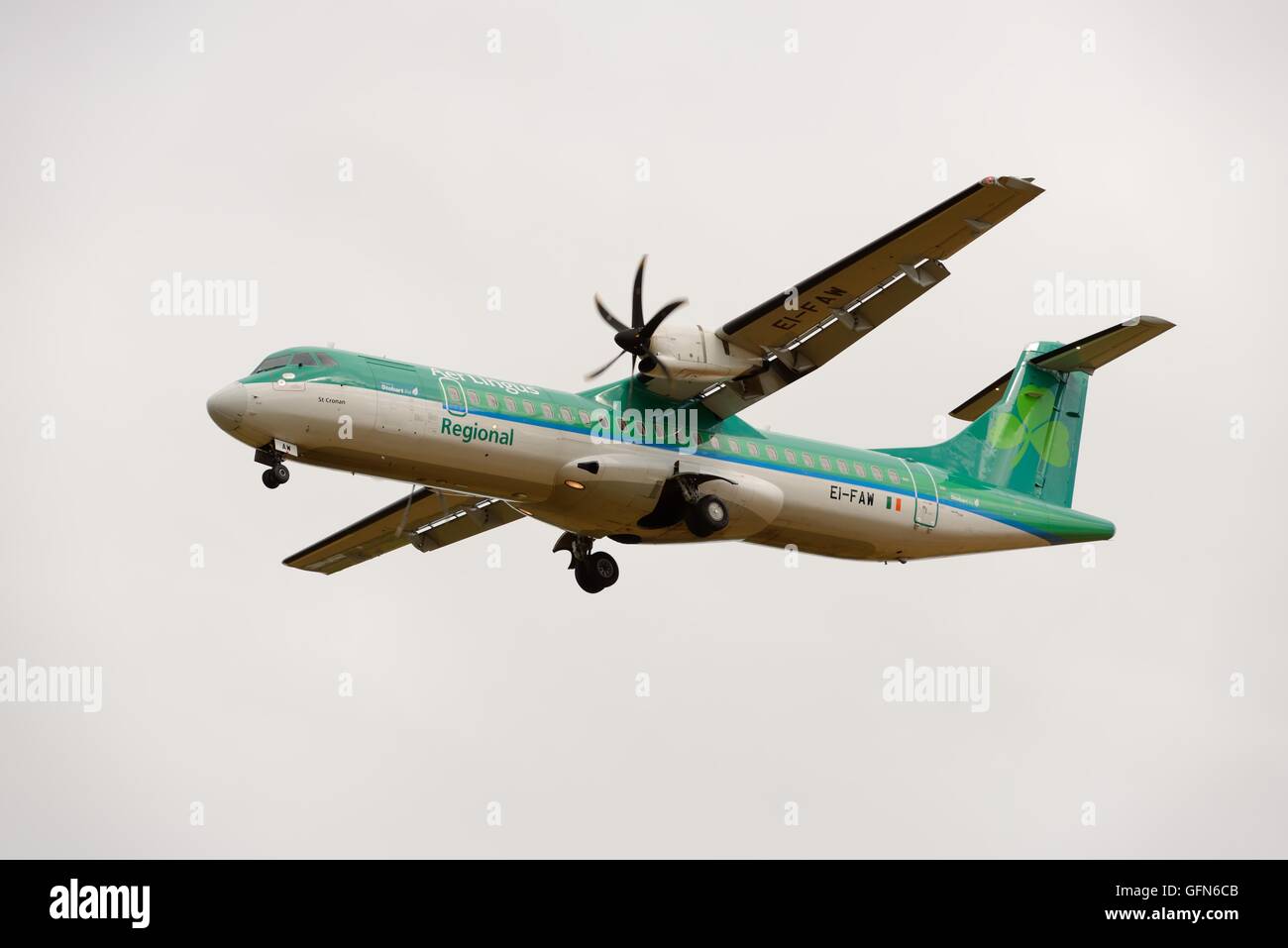 Un Aer Lingus Regional ATR 72-600 en approche finale à l'aérodrome à Glasgow, Écosse, Royaume-Uni Banque D'Images