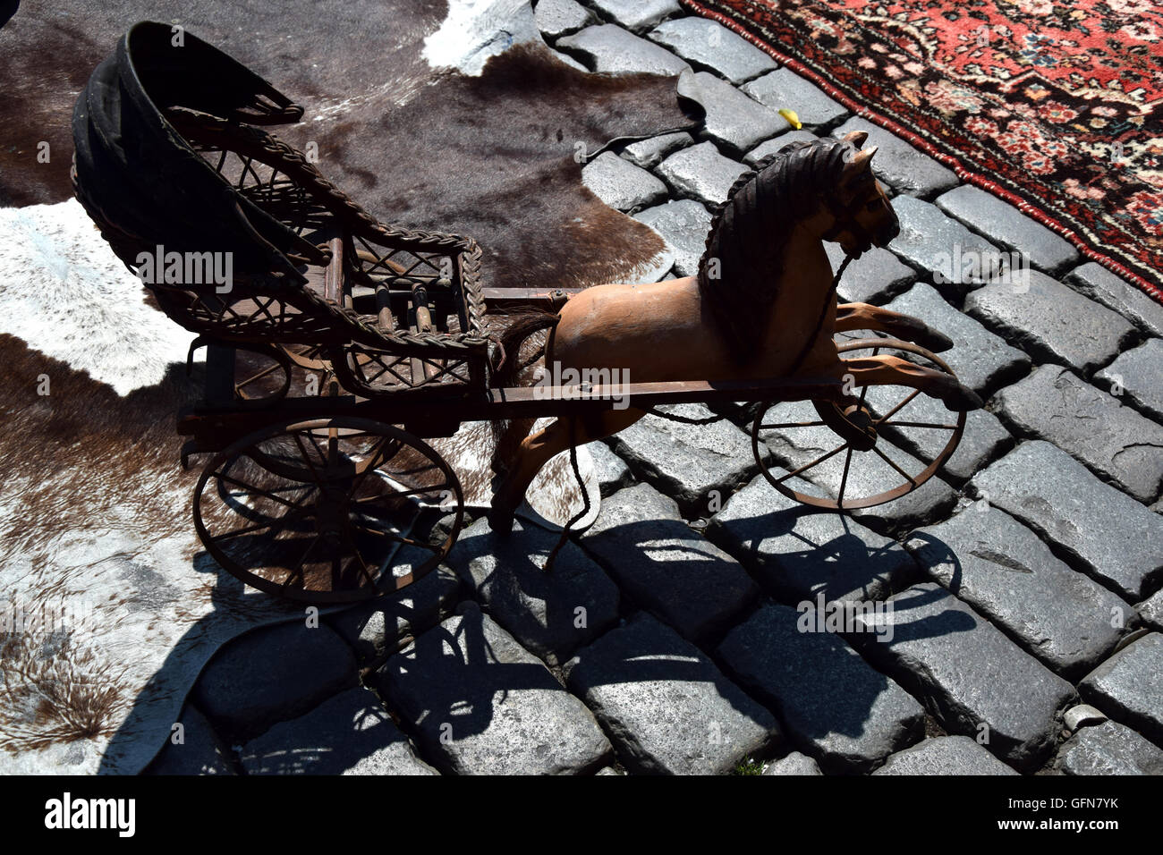 Cheval antique Char jouet sur le marché aux puces de Bruxelles Banque D'Images