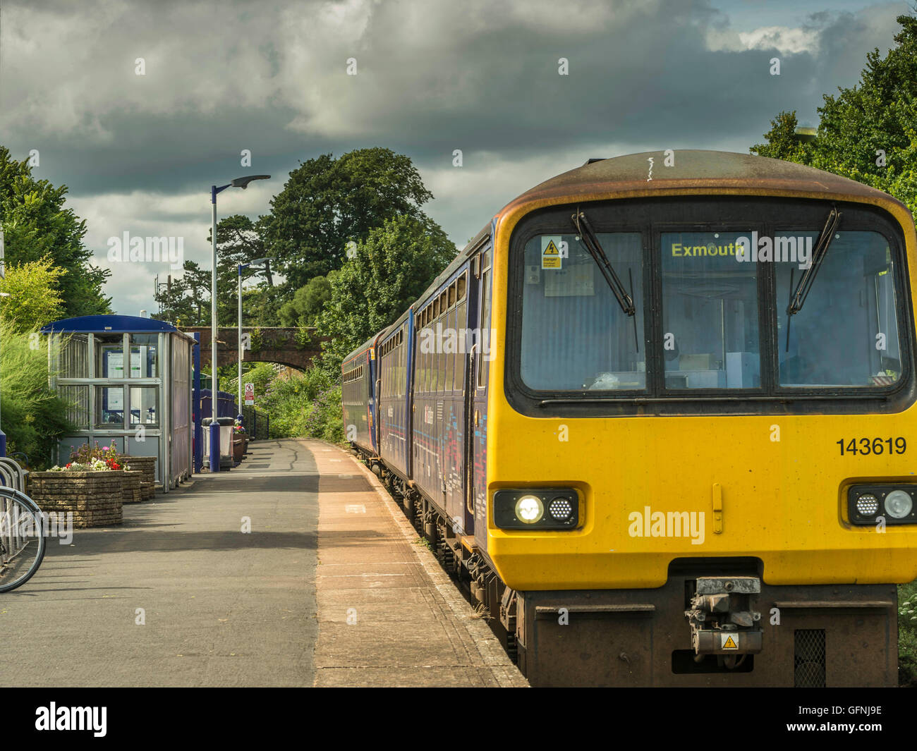 First Great Western train quitte la gare à destination de Lympstone jolie Exmouth le long de la pittoresque ligne Avocet. Banque D'Images