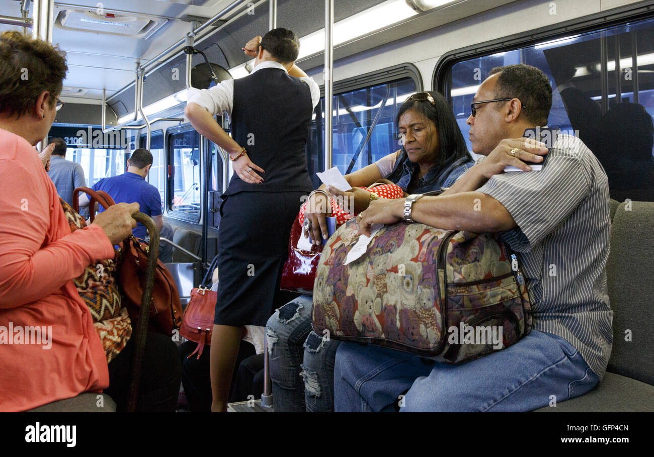 Personnes dans un bus, l'aéroport international JFK, New York Banque D'Images
