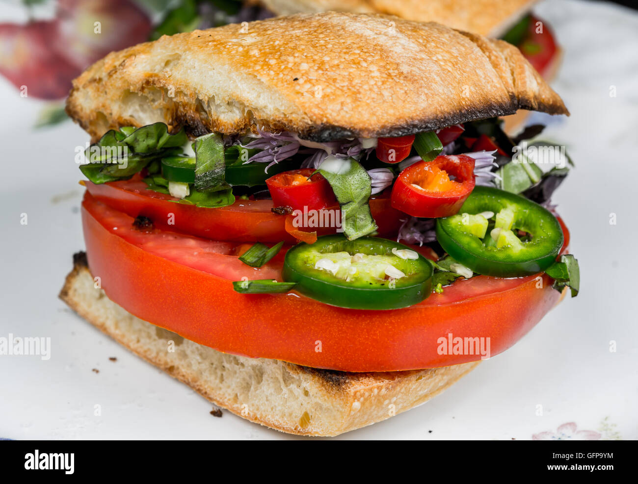 Sandwich de tomates aux herbes et piments Banque D'Images