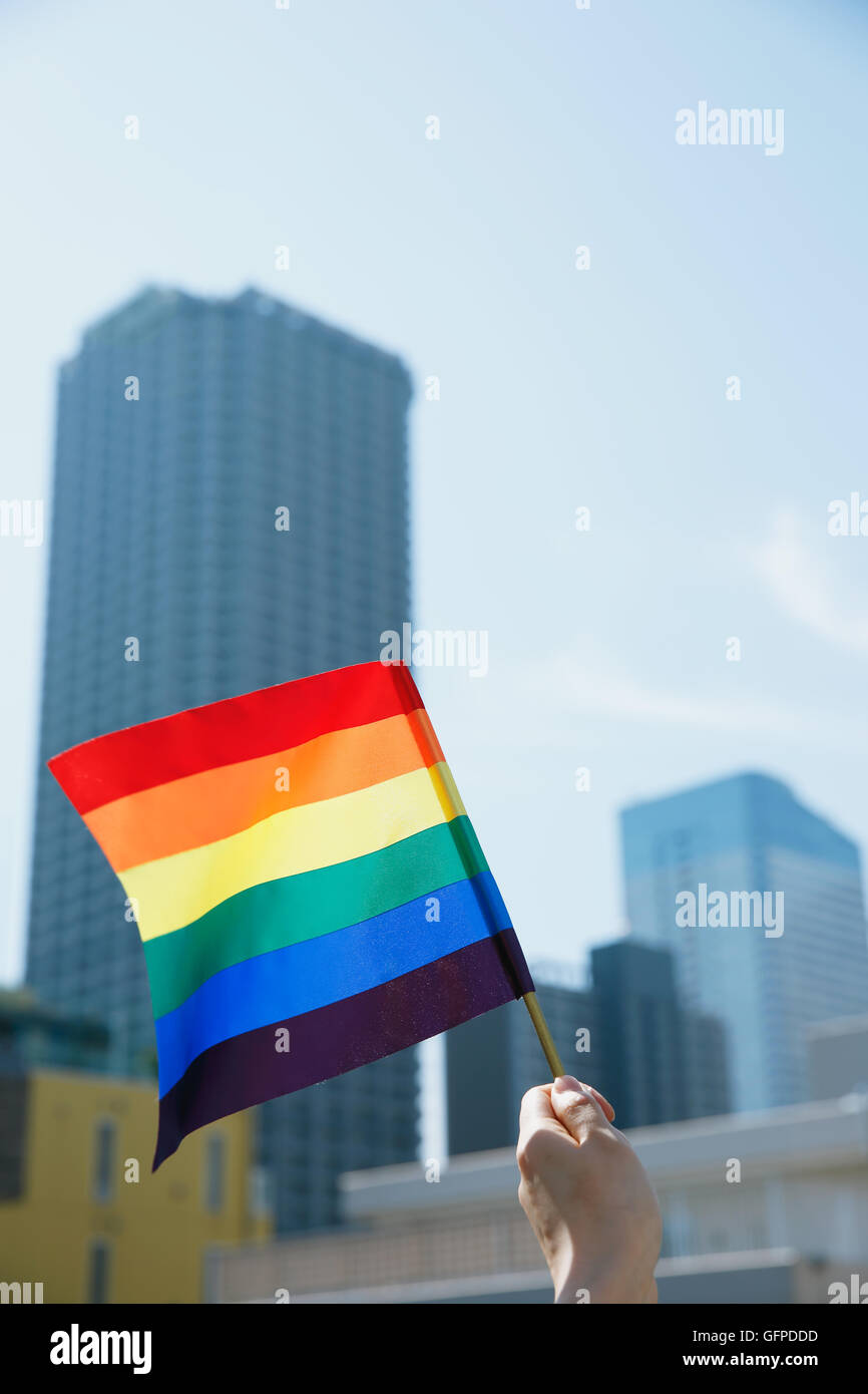 Les gens avec des drapeaux arc-en-ciel Banque D'Images