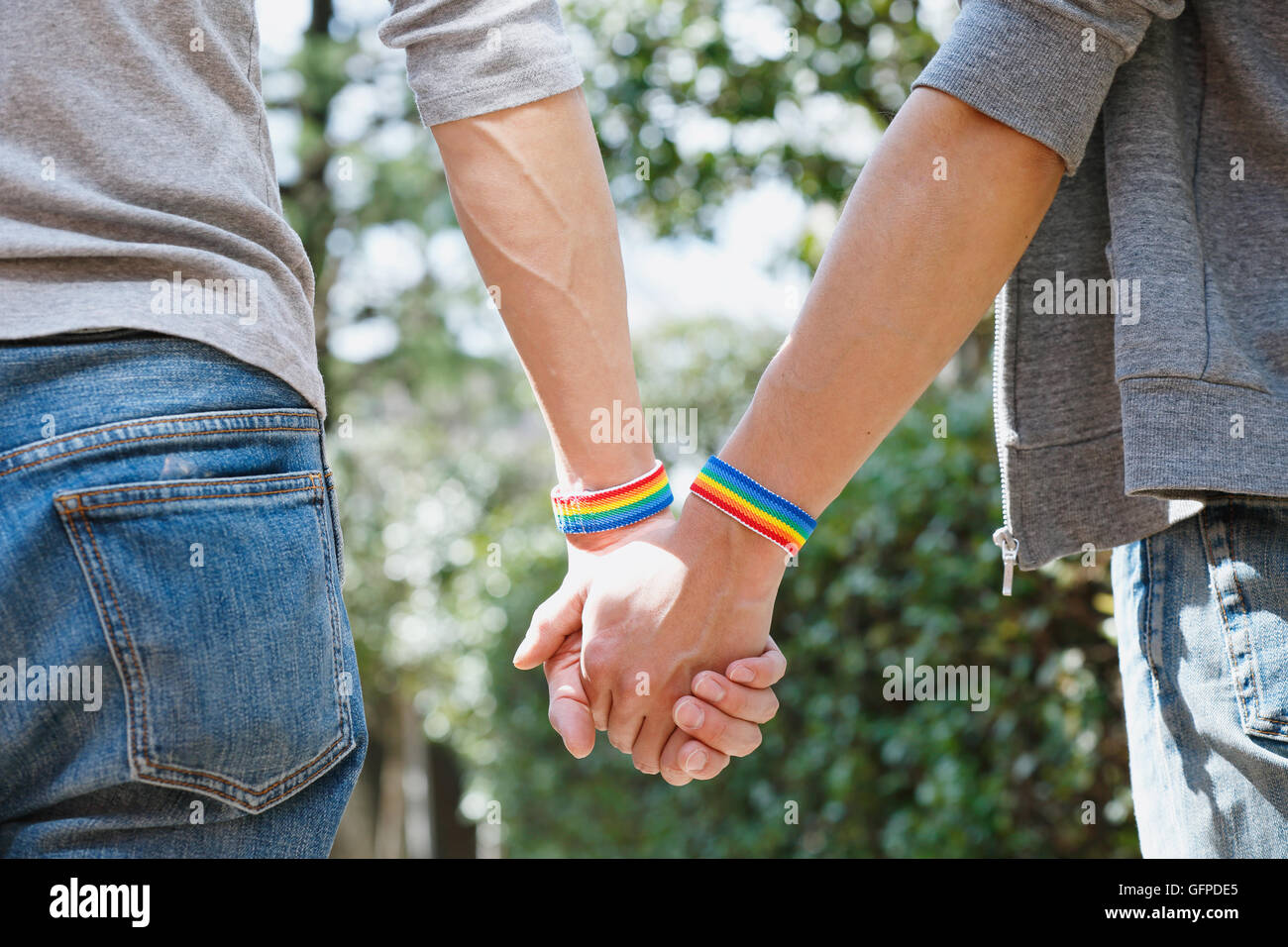 Homme couple holding hands Banque D'Images