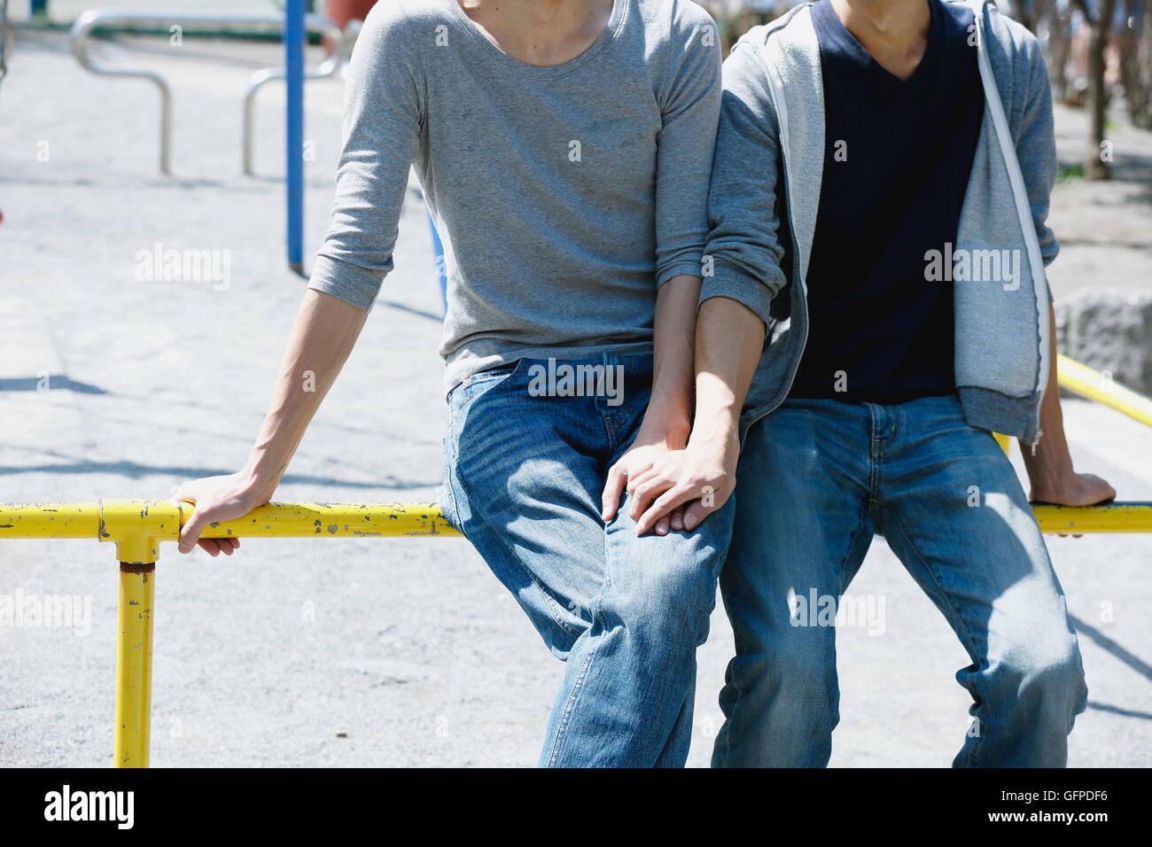 Homme couple holding hands Banque D'Images