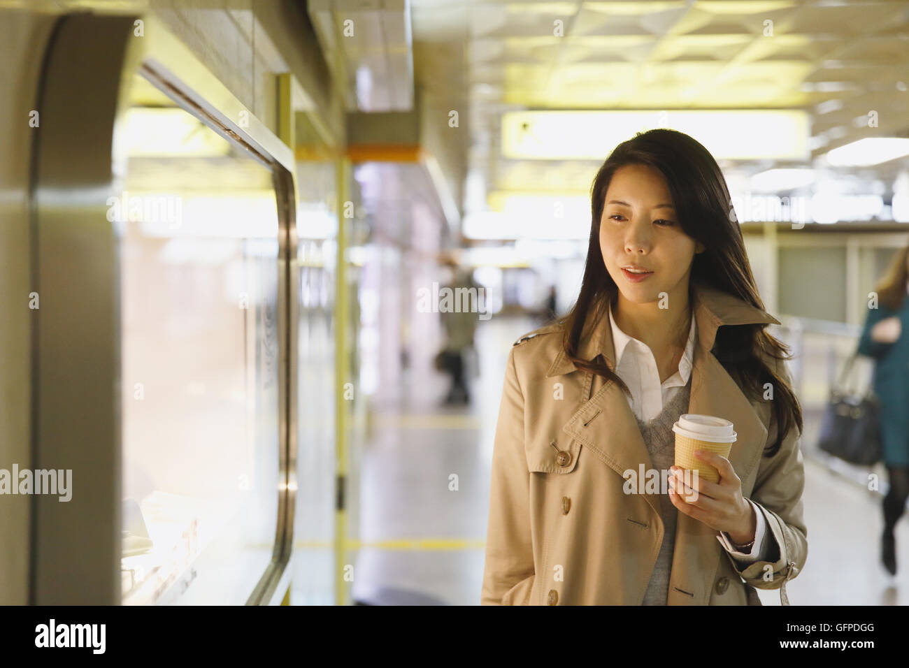 Jeune femme japonaise attrayant à la gare souterraine Banque D'Images