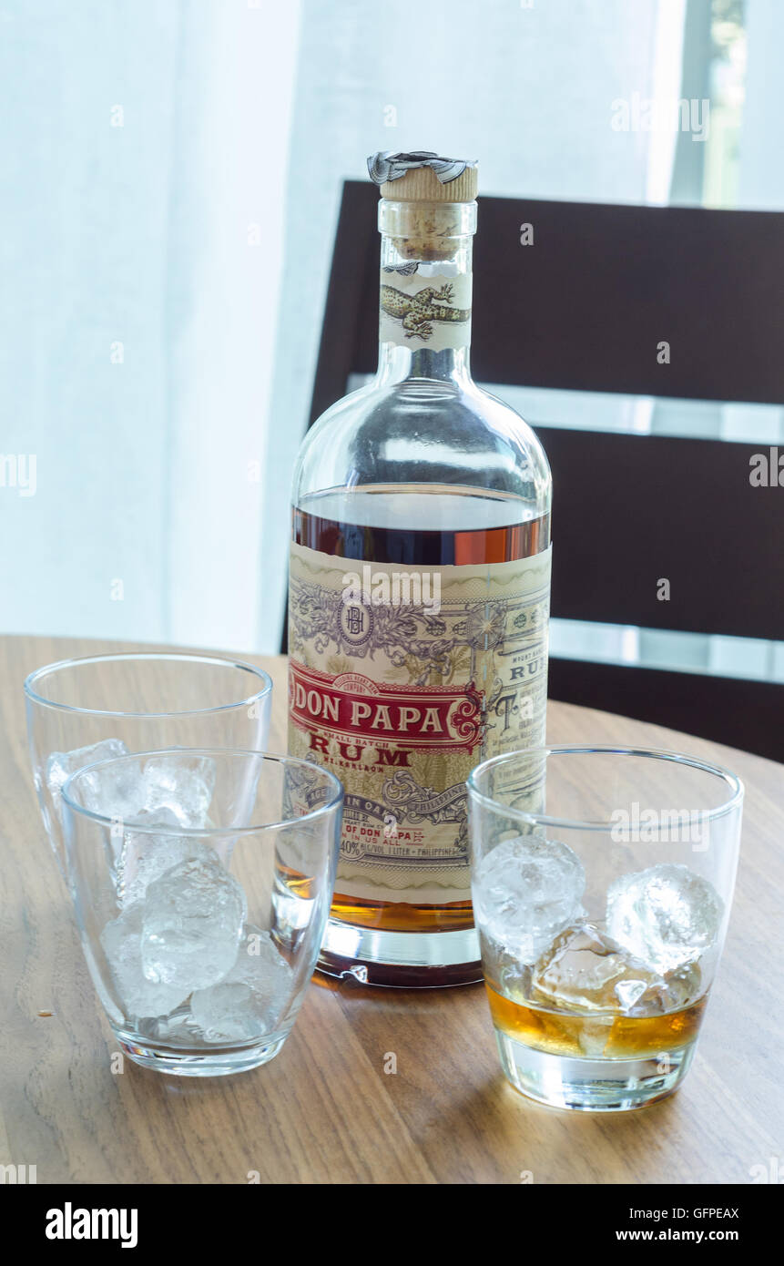 Une bouteille de rhum une somme des verres avec de la glace. Banque D'Images