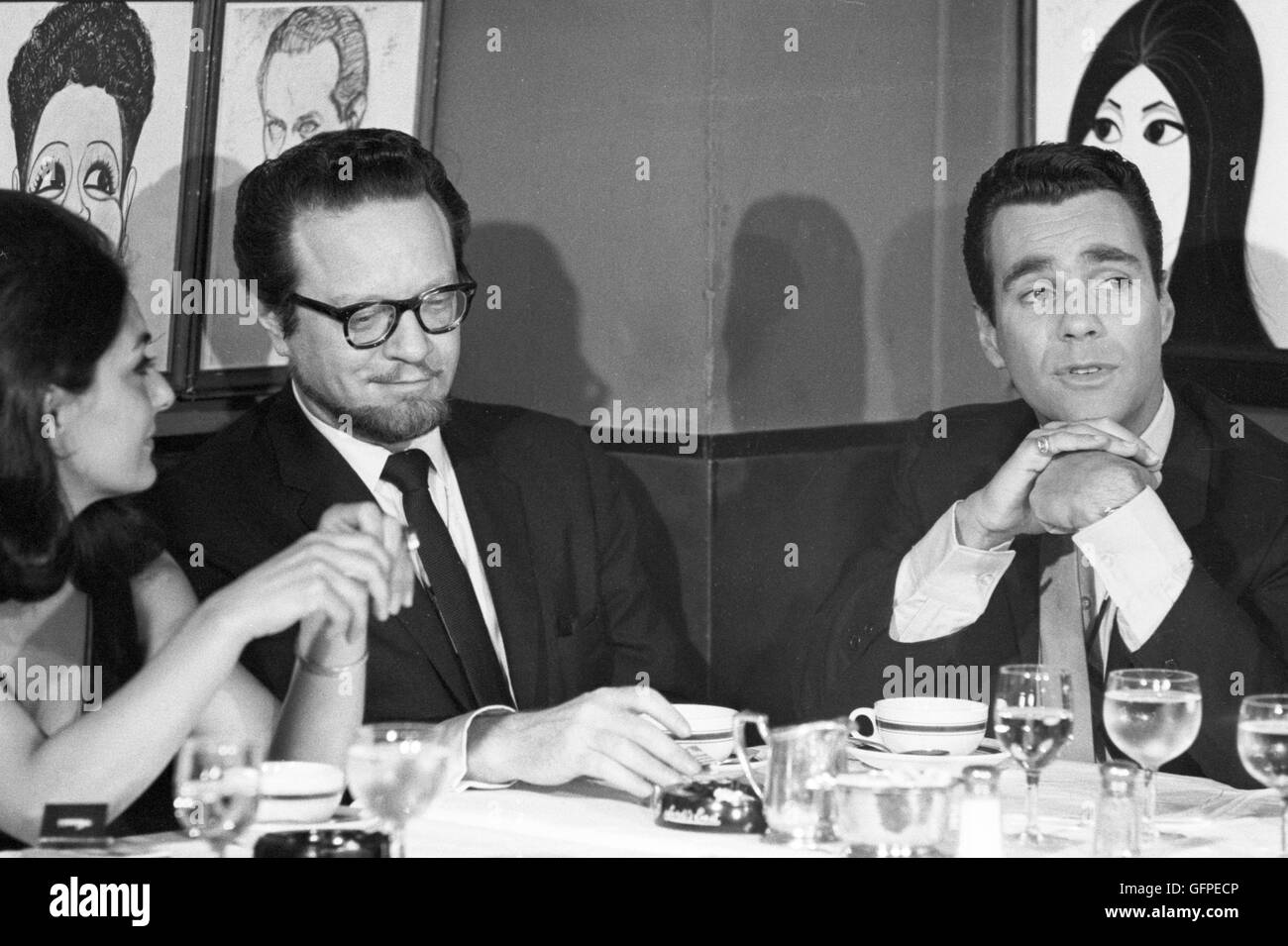Les Crane, Alfred Drake, et la Géorgie Brown à Sardi's Restaurant à midtown Manhattan Banque D'Images