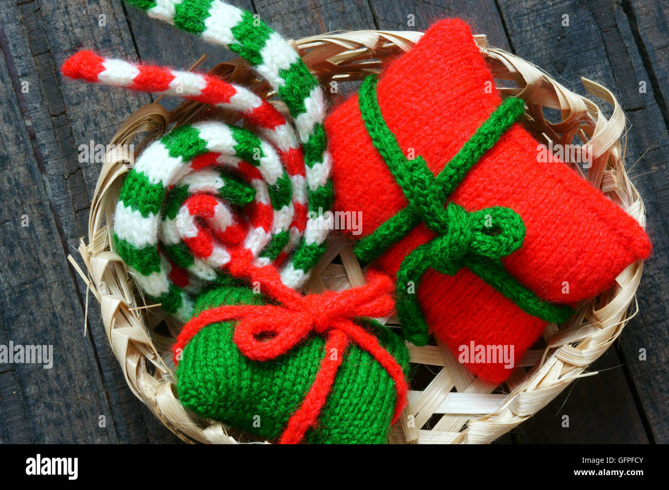 Ornement de Noël pour les vacances d'hiver, rouge et vert, Chapeau tricoté scaft, chaussette, don en petite taille, symbole pour Noël, noël saison Banque D'Images
